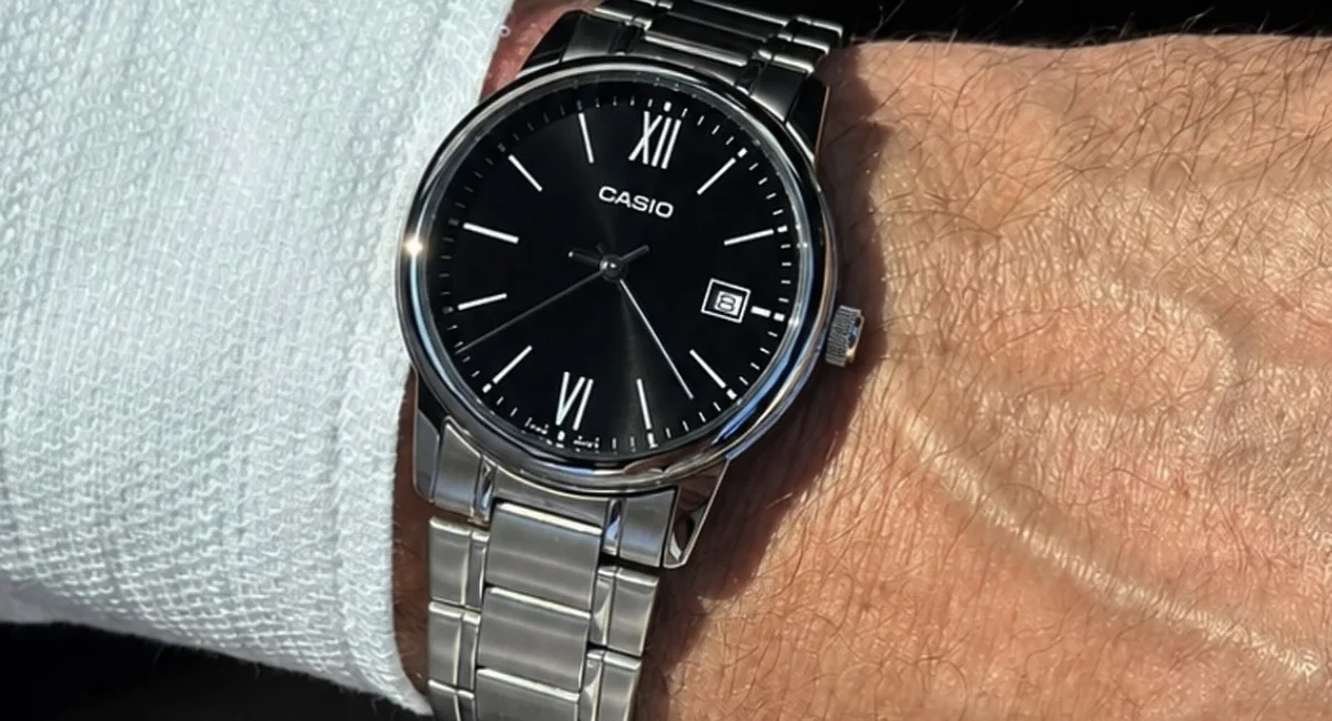Чоловічий годинник Casio на руці